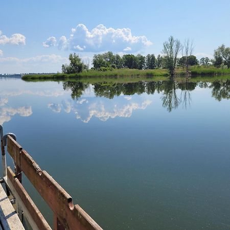 Domek Nad Jeziorem Przy Lini Brzegowej Gorowychy, Pomorze Exterior foto